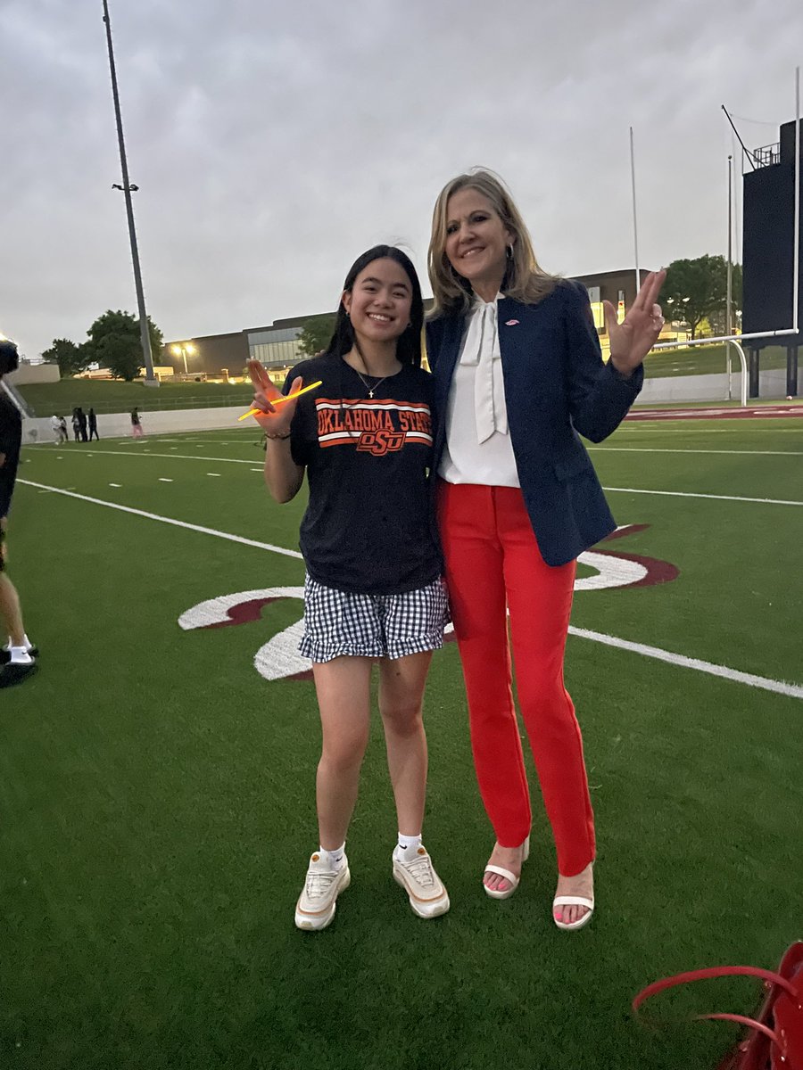 jackson_carrie's tweet photo. Glad we were able to work in Senior Sunset around the weather threats last night! Great times with a very special Senior class! @NHSTexans #Flagship https://t.co/SfJUVQ9Bf4