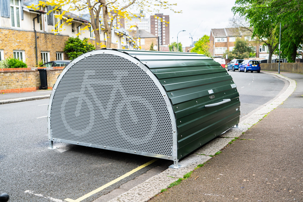 Cyclehoop (@cyclehoop) on Twitter photo 🏡Rydyn ni wrth ein bodd yn gweithio gyda Trafnidiaeth #Cymru i osod mannau parcio beiciau diogel mewn datblygiadau tai ledled y wlad. Mynediad at ryddid beicio, gyda pharcio diogel a chyfleus sy'n gwneud y cyfan yn bosibl. <a href="/tfwrail/">Trafnidiaeth Cymru Trenau Transport for Wales Rail</a> 🏡Rydyn ni wrth ein bodd yn gweithio gyda Trafnidiaeth #Cymru i osod mannau parcio beiciau diogel mewn datblygiadau tai ledled y wlad. Mynediad at ryddid beicio, gyda pharcio diogel a chyfleus sy'n gwneud y cyfan yn bosibl. <a href="/tfwrail/">Trafnidiaeth Cymru Trenau Transport for Wales Rail</a>