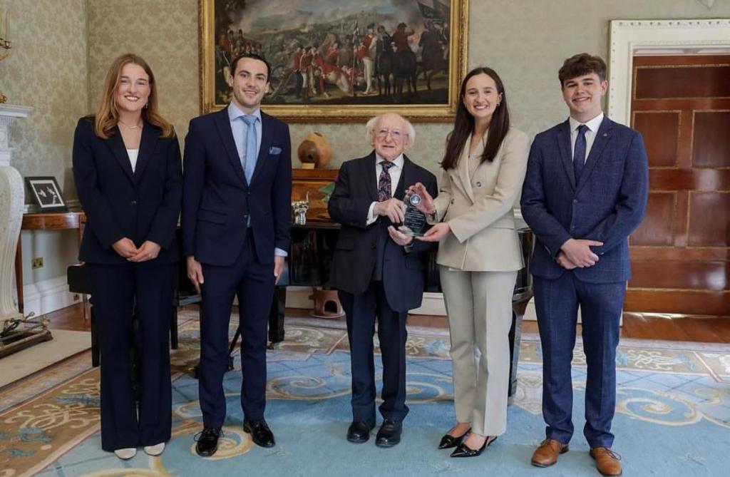 Thug iardhaltaí Alex agus Lucy cuairt go dtí Áras an Uachtaráin le déanaí chun Gradam Mutatio Factorem a bhronnadh ar Uachtarán na hÉireann. B'fhéidir go mbeidh siad ar an taobh eile den bhord lá éigin!