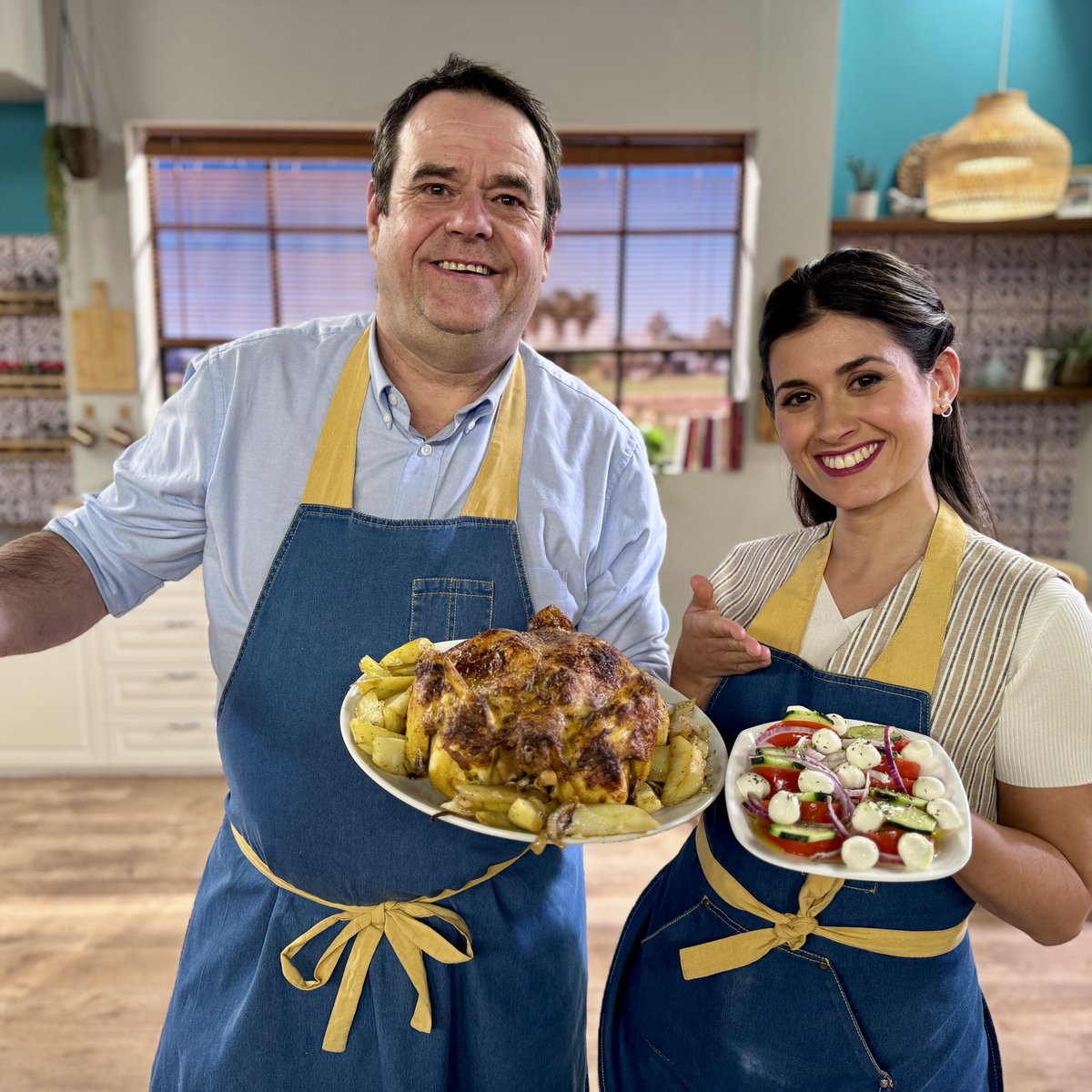lacuinademorera's tweet photo. Fem un #pollastre rostit a la francesa 🍗, tendre, aromàtic i ple de sabor. Una #recepta que combina la suculència del pollastre amb l’aroma de les #herbesprovençals i un toc de #mostassa. 

⏰ 15:25 h | #LaCuinaDeMorera | @apunt_media https://t.co/Z1N3L5nt6q