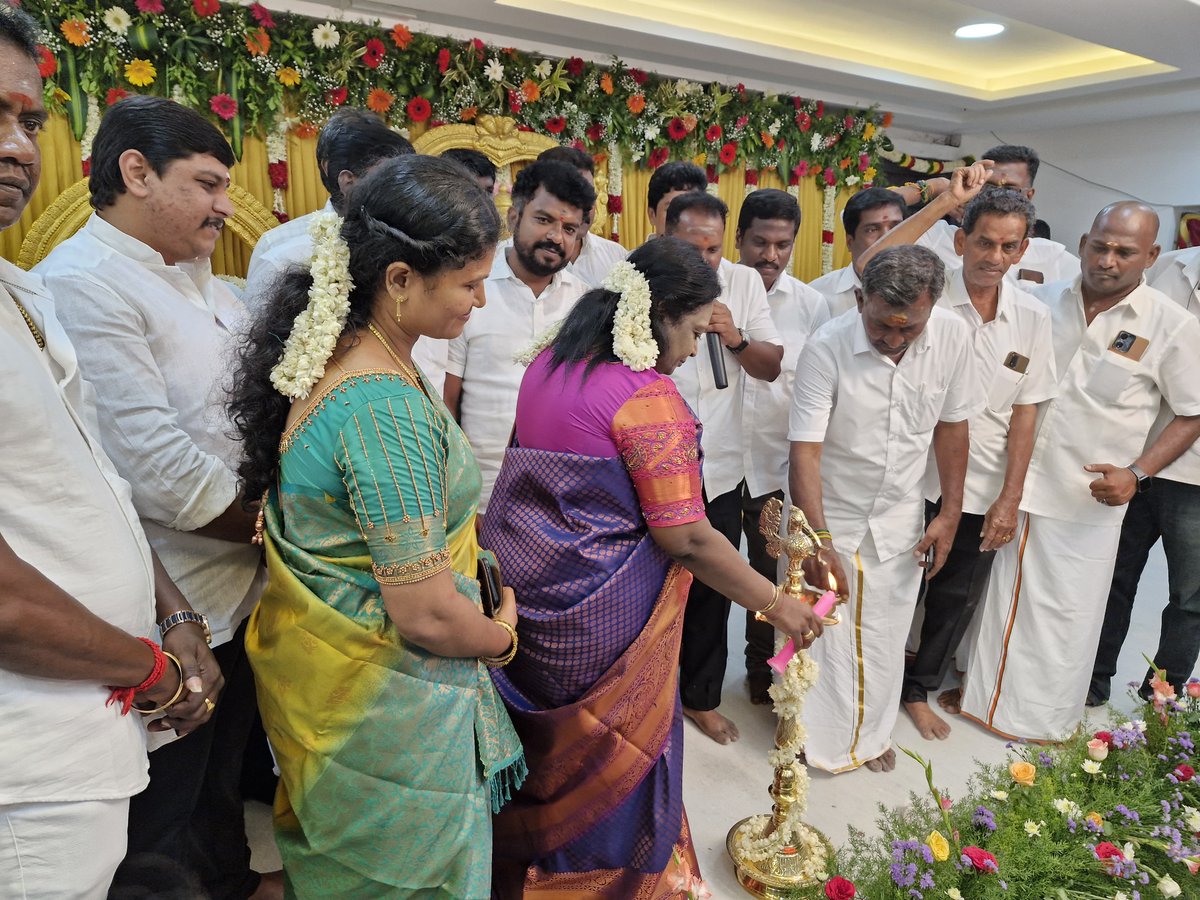 NainarBalaji's tweet photo. சென்னையி��் இன்று நடைபெற்ற MR Function ஹாலின் திறப்பு விழாவில் கலந்துகொண்டது மிகுந்த மகிழ்ச்சி! இந்த அற்புதமான தருணத்தில், முன்னாள் ஆளுநர் தமிழிசை சவுந்தராஜன் அவர்கள் கலந்துகொண்டு குத்துவிளக்கு ஏற்றி வைத்து விழாவை சிறப்பித்தார். https://t.co/OT7cIl0xx9