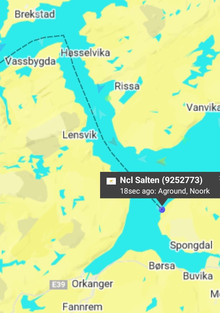 gemitrafik's tweet image. Dün sabah saatlerinde #Kıbrıs bandıralı 125m'lik #konteyner gemisi NCL SALTEN #Norveç'te karaya #oturarak kıyıdaki bir evin bahçesine girmiş.
#Rus, #Ukrayna ve #Hollanda'lılardan oluşan 16 #personel'in durumları iyi. #Kurtarma hazırlıkları başlamış.