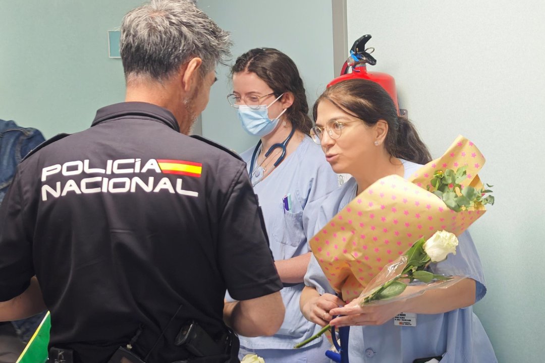Salud Aragón (@salud_aragon) on Twitter photo 💙 Sorpresas como esta nos recuerdan por qué hacemos lo que hacemos
Sergio, agente de <a href="/policia/">Policía Nacional</a>, ha vuelto al Miguel Servet con flores y agradecimiento.
Hace un año fue operado de un tumor cerebral. Hoy, recuperado y de nuevo en activo, ha querido dar las gracias en persona. 💙 Sorpresas como esta nos recuerdan por qué hacemos lo que hacemos
Sergio, agente de <a href="/policia/">Policía Nacional</a>, ha vuelto al Miguel Servet con flores y agradecimiento.
Hace un año fue operado de un tumor cerebral. Hoy, recuperado y de nuevo en activo, ha querido dar las gracias en persona.