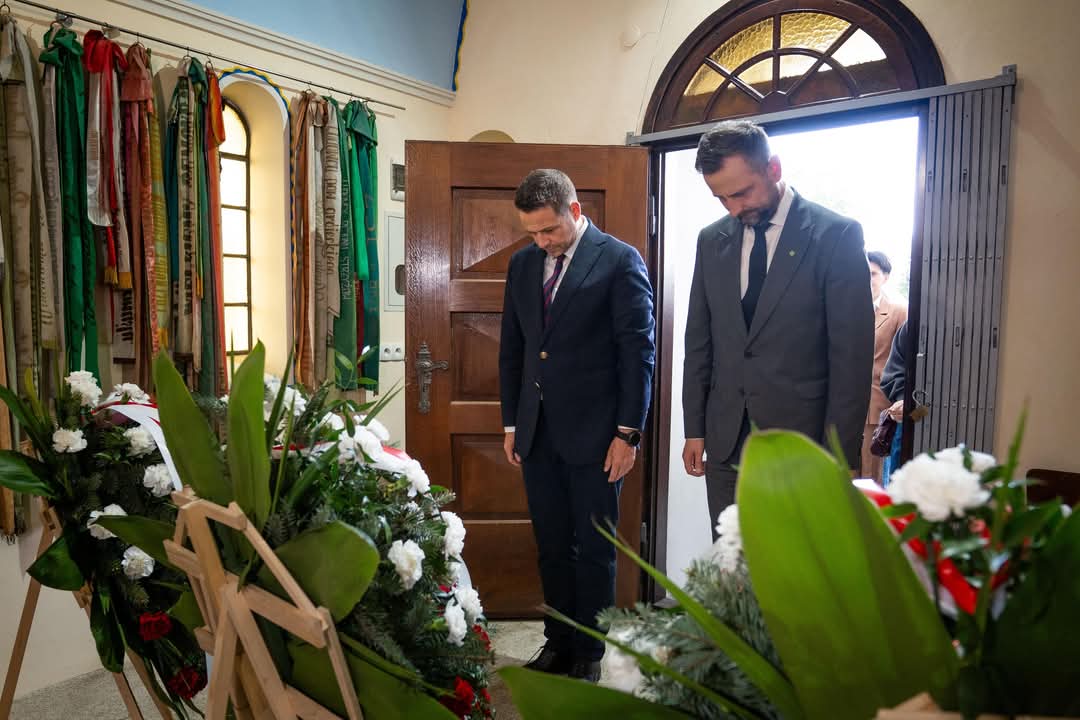 💬 Prezydent Rafał Trzaskowski 
Wierzchosławice. Jedno z najważniejszych miejsc dla ruchu ludowego. Dziś oddaliśmy tu hołd Wincentemu Witosowi - historycznemu liderowi PSL i trzykrotnemu premierowi, wspólnie z jego praprawnukiem W. Steindelem oraz premierem W. Kosiniak-Kamyszem.