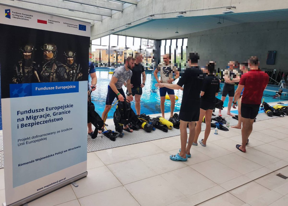 DPolicja's tweet photo. #Fundusze #FunduszeEuropejskie #FunduszeEuropejskieNaMigracjeGraniceIBezpieczeństwo #INSERVICE++ #PolskiProgramFBW2021-2027
W dniach 20-22.05.2025 r. odbyło się drugie z zaplanowanych 18 „szkoleń regionalnych” realizowanych
w ramach projektu pn. „IN SERVICE ++” współfinansowanego z Unii Europejskiej z Polskiego Programu Fundusz Bezpieczeństwa Wewnętrznego na lata 2021-2027.
Celem szkolenia było podniesienie poziomu wyszkolenia sekcji nurków SPKP Wrocław w reagowaniu na zdarzenia o charakterze hybrydowym. Operatorzy z SPKP Wrocław są jedyną jednostka na terenie Dolnego Śląska zdolną do reagowania na zdarzenia terrorystyczne na obiektach hydrotechnicznych oraz środków komunikacji wodnej.
#Fundusze #FunduszeEuropejskie #FunduszeEuropejskieNaMigracjeGraniceIBezpieczeństwo #INSERVICE++ #PolskiProgramFBW2021-2027