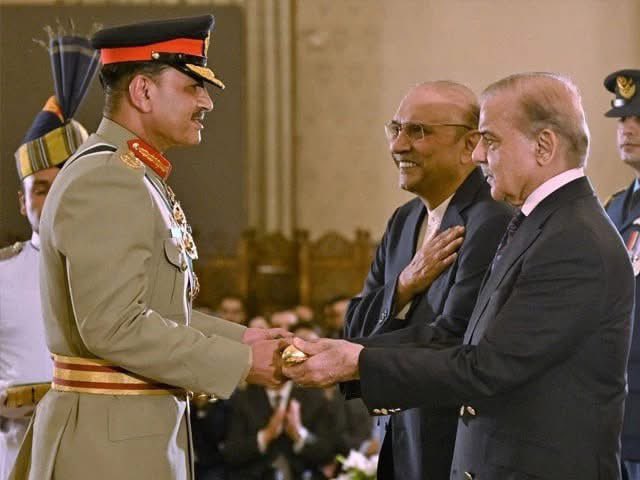 Karslanbutt's tweet photo. #COAS #SyedAsimMunir conferred upon Baton of Field Marshal by President @AAliZardari &amp; Prime Minister Mian Shehbaz Sharif. 🇵🇰 
مَا شَاءَ اللَّهُ لَا قُوَّةَ إِلَّا بِاللَّهِ https://t.co/Z0ie0YkYA7