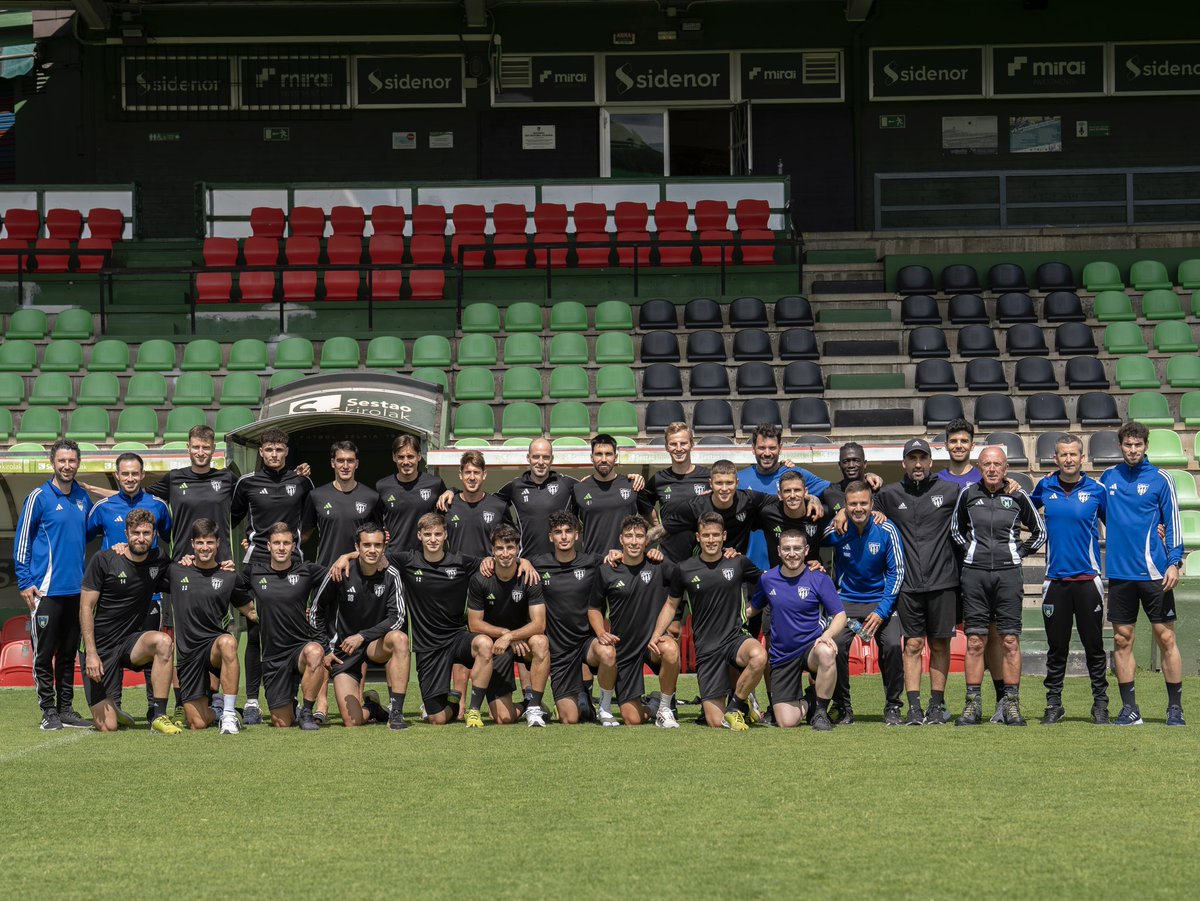SestaoRC's tweet photo. 🔚📸 Foto de familia después de finalizar el último entrenamiento de la temporada.

💪🏼 ¡Confianza ciega en estos chavales para mañana!

#GoazenRiver https://t.co/w9hkMvyJ8F