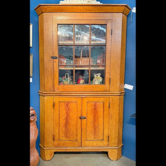 At the York Show: Thurston Nichols offered for $1995 this c 1830 lower Chester County, Pennsylvania, paint-decorated two-piece corner cupboard with original painted surface &amp; a blue-painted interior maineantiquedigest.com/stories/the-or… #antiques #antique #furniture #cupboard #Americana #art