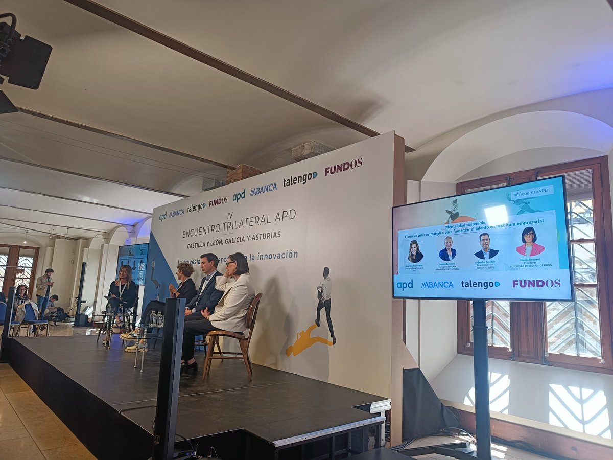 MENTALIDAD SOSTENIBLE, última mesa en esta jornada <a href="/APDasociacion/">APD</a> . Un placer escuchar a este grupo de CEOs y todas sus grandes y buenas ideas