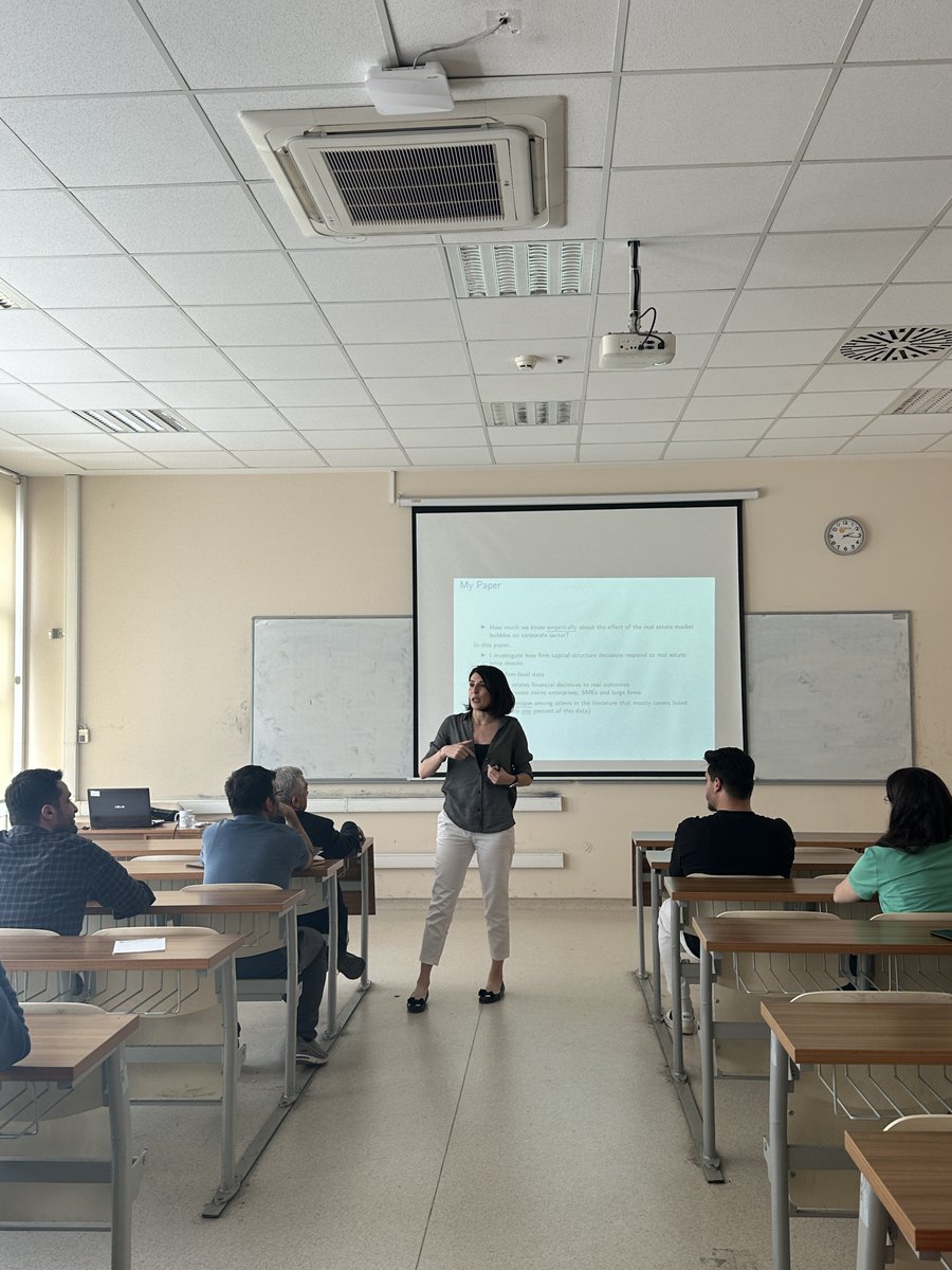 GtuIsletme's tweet photo. 22 Mayıs 2025 Perşembe günü saat 14.00’da Koç Üniversitesi Ekonomi ve Finans bölümünden Sevcan YEŞİLTAŞ İktisat Bölüm Seminerleri kapsamında "The Collateral Channel: Real Estate Prices and Firm Leverage" başlıklı çalışmasının sunumunu yapmıştır. https://t.co/J5pjBaLGuT
