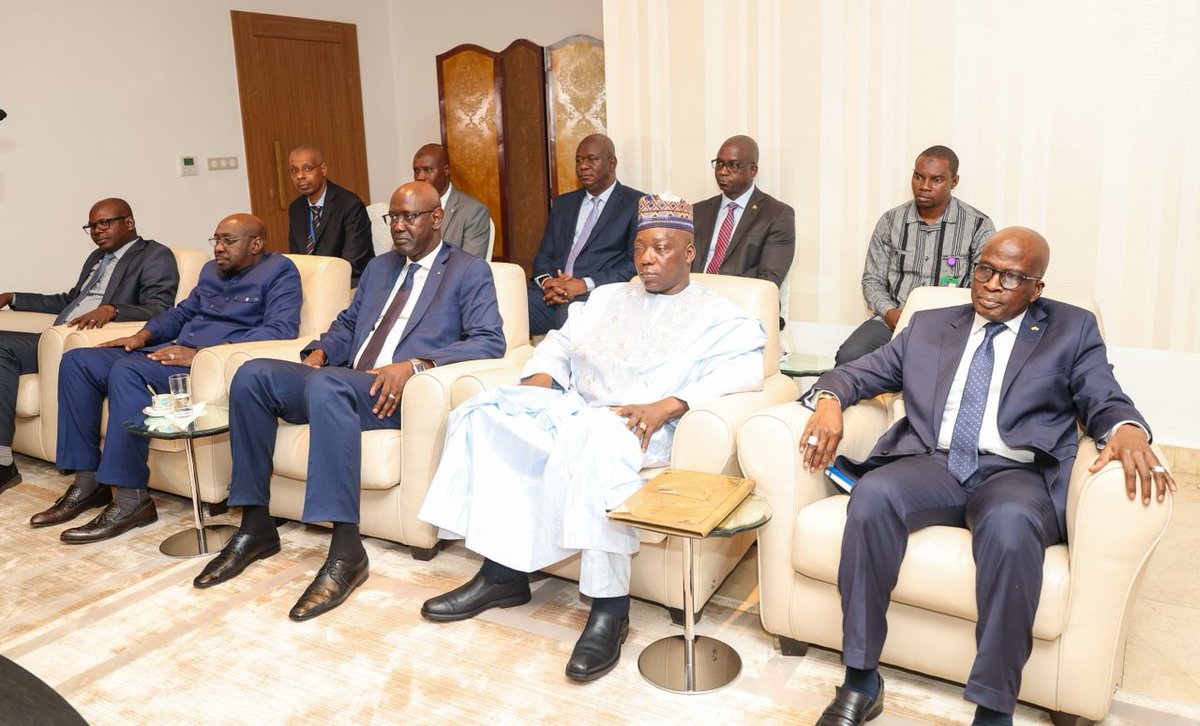 Le Vérificateur Général sortant M. BABY a remis à Koulouba le Rapport bilan de son mandat 2018-2025 à SE. le Général d’Armée Assimi GOITA, Président de la Transition, Chef de l’Etat, qui a salué le travail de qualité abattu et félicité à travers M. BABY les agents du BVG