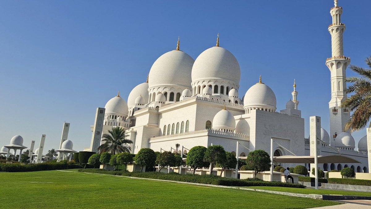GulistanNewsTV's tweet photo. UAE: The all-party delegation led by Shiv Sena MP Shrikant Shinde visited the Sheikh Zayed Grand Mosque in Abu Dhabi.
#UAEVisit #SheikhZayedMosque #OperationSindoor #ShrikantShinde #IndiaUAE #DiplomaticOutreach https://t.co/GovgSjmX8e