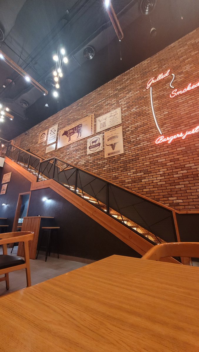 مطعم عظيم ومن كنوز شارع عائشة من سنوات مستواه ثابت وأجواءه رائعة وخدمة راقية

هالمرة أخذت Big M
اللحم مثالي وتحس بالطعم الغني والعصارة بكل لقمة الحجم كبير جدا ومشبع 33﷼ 100/100
بطاطس بالجبن اسطوري وصوص الجبن لذيذ فيه نكهة مميزة ما عرفتها حجمه يكفي 3 اشخاص كطبق جانبي 12﷼ 98/100