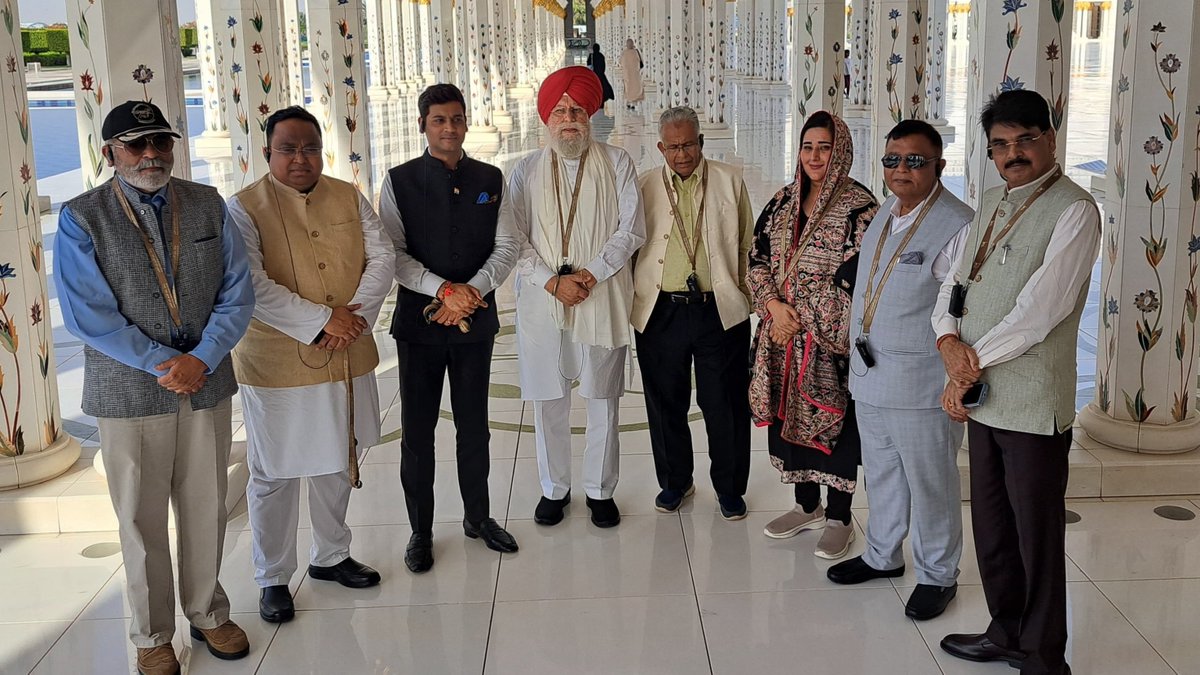 GulistanNewsTV's tweet photo. UAE: The all-party delegation led by Shiv Sena MP Shrikant Shinde visited the Sheikh Zayed Grand Mosque in Abu Dhabi.
#UAEVisit #SheikhZayedMosque #OperationSindoor #ShrikantShinde #IndiaUAE #DiplomaticOutreach https://t.co/GovgSjmX8e