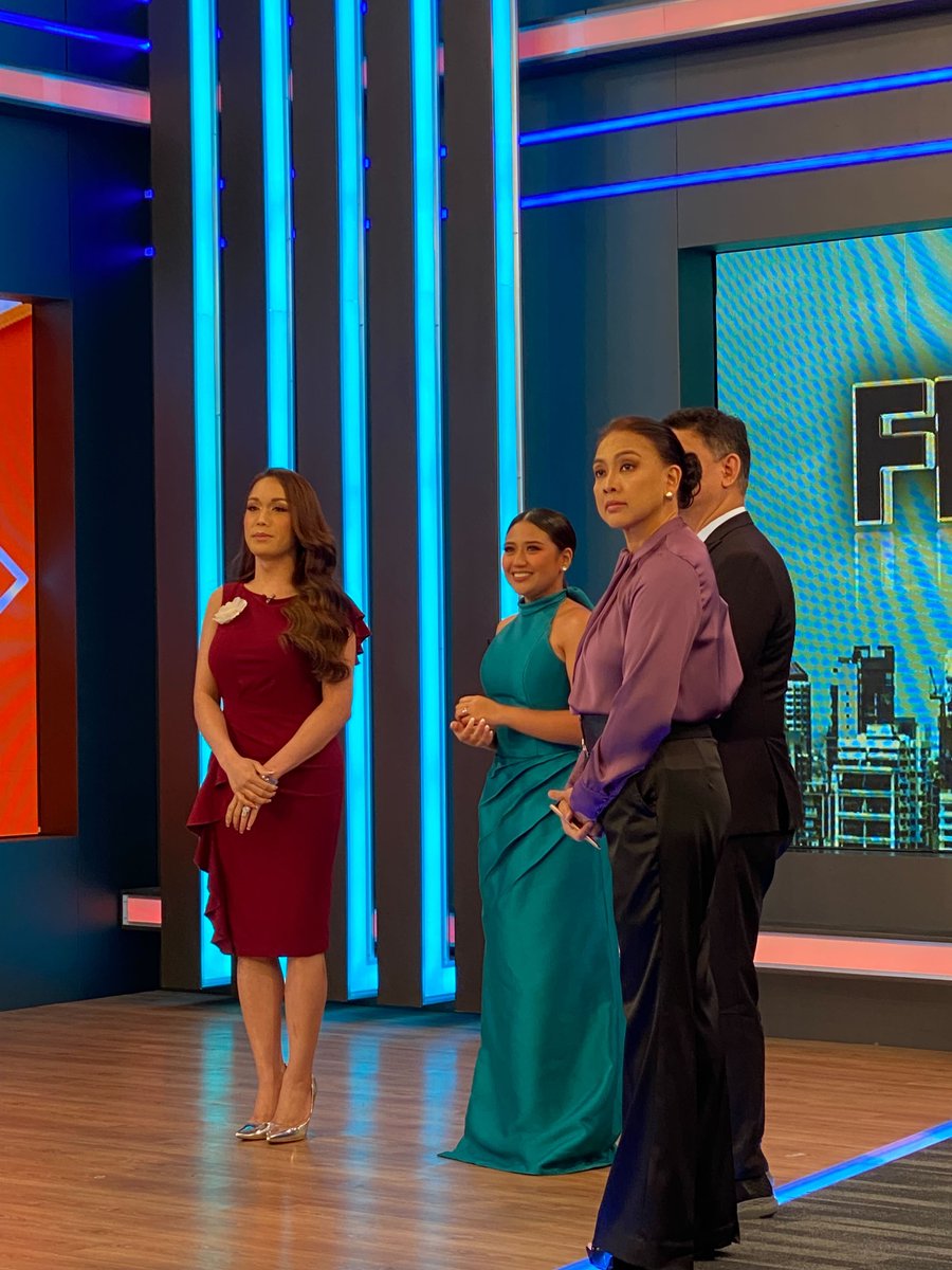 News5PH's tweet photo. Bumisita at nakipagchikahan si Asia's Phoenix #MorisetteAmon sa Frontline Pilipinas para i-promote ang kanyang award-winning film na #SongOfTheFireflies.
May pa-sample din si Morissette sa isa sa mga paborito niyang soundtrack ng film na #Alitaptap na likha ni #RyanCayabyab.
Mapapanood na ang Song of the Fireflies sa mga sinehan sa June 25. #News5 | via Liway Abas, Jansen Rodriguez