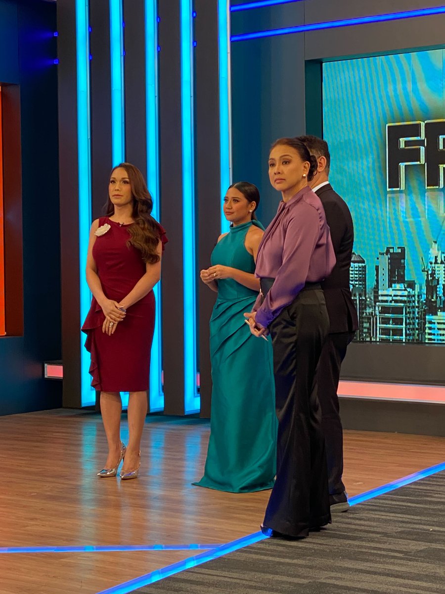 News5PH's tweet photo. Bumisita at nakipagchikahan si Asia's Phoenix #MorisetteAmon sa Frontline Pilipinas para i-promote ang kanyang award-winning film na #SongOfTheFireflies.
May pa-sample din si Morissette sa isa sa mga paborito niyang soundtrack ng film na #Alitaptap na likha ni #RyanCayabyab.
Mapapanood na ang Song of the Fireflies sa mga sinehan sa June 25. #News5 | via Liway Abas, Jansen Rodriguez