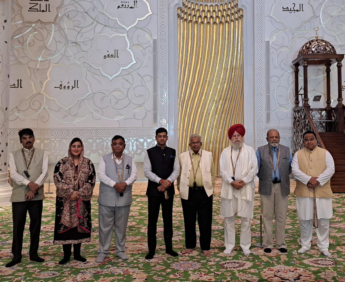 GulistanNewsTV's tweet photo. UAE: The all-party delegation led by Shiv Sena MP Shrikant Shinde visited the Sheikh Zayed Grand Mosque in Abu Dhabi.
#UAEVisit #SheikhZayedMosque #OperationSindoor #ShrikantShinde #IndiaUAE #DiplomaticOutreach https://t.co/GovgSjmX8e