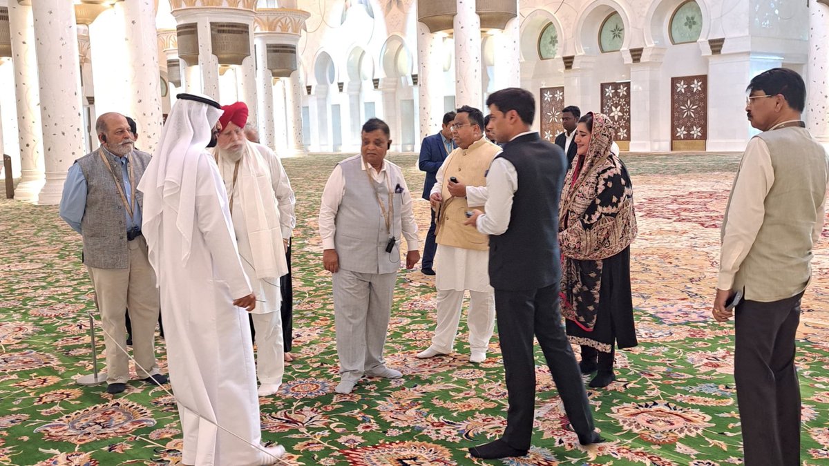 GulistanNewsTV's tweet photo. UAE: The all-party delegation led by Shiv Sena MP Shrikant Shinde visited the Sheikh Zayed Grand Mosque in Abu Dhabi.
#UAEVisit #SheikhZayedMosque #OperationSindoor #ShrikantShinde #IndiaUAE #DiplomaticOutreach https://t.co/GovgSjmX8e