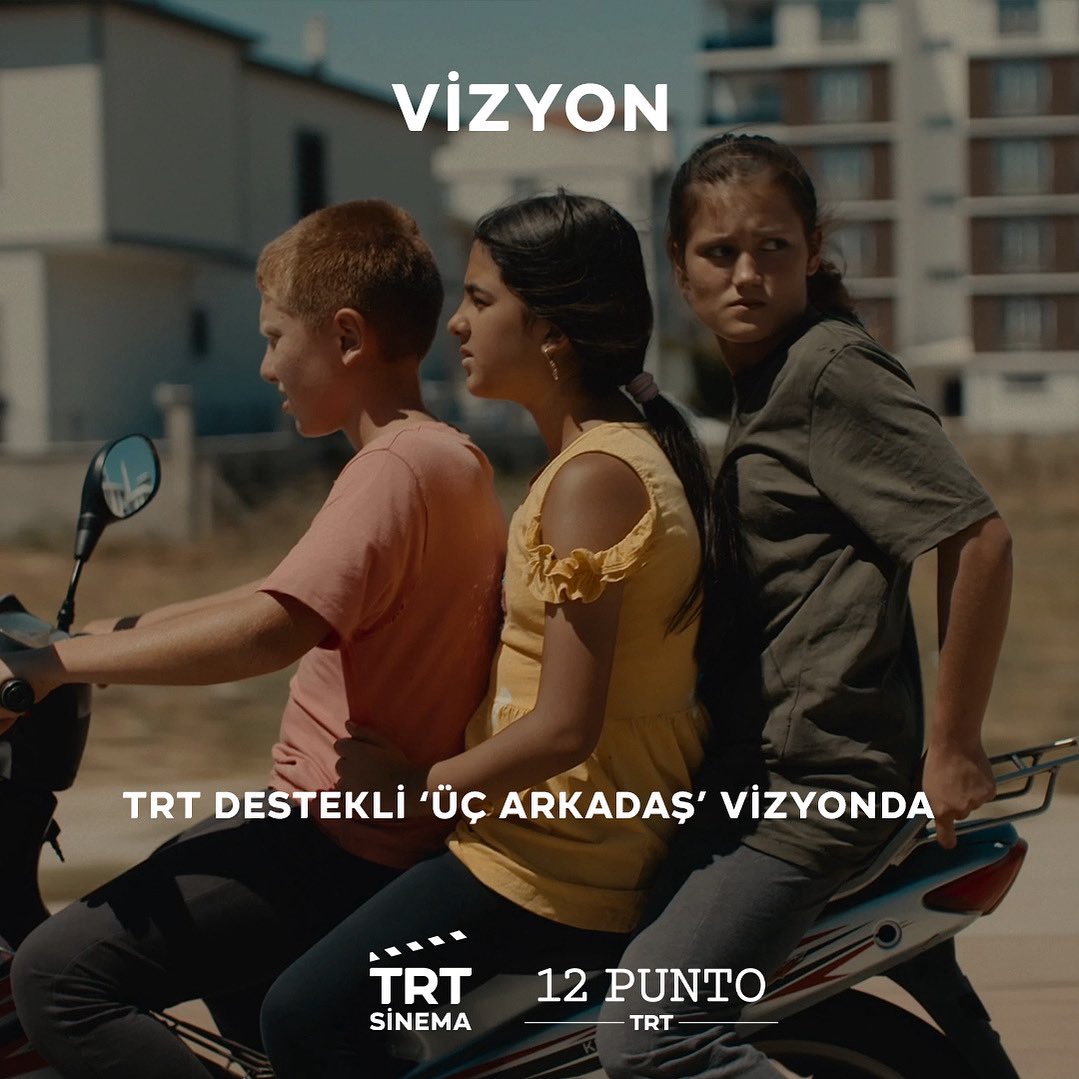 🎬 TRT destekli “Üç Arkadaş” filmi bugün vizyona girdi.

Senaristliğini ve yönetmenliğini Nursen Çetin Köreken’in üstlendiği film, üç çocuğun zorluklar karşısında dayanışma ve dostlukla örülü yolculuğunu konu alıyor.

📌 “Üç Arkadaş”, 2019 yılında 12 Punto TRT Ön Alım Ödülü’ne