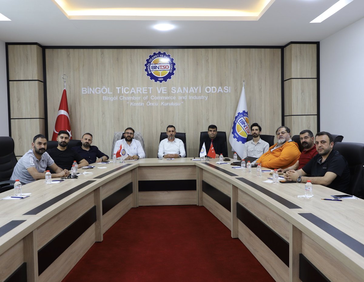 TOBBBingolGGK's tweet photo. TOBB Genç Girişimciler Kurulu Mayıs ayı olağan toplantımızı Kurul Başkanımız Mehmet Temiz’in başkanlığında gerçekleştirdik. Toplantımızda girişimciliğe yönelik yeni projeler  ve genç girişimcilerimize katkı sağlayacak stratejiler üzerine verimli değerlendirmelerde bulunduk. https://t.co/8IeVw6yaSK