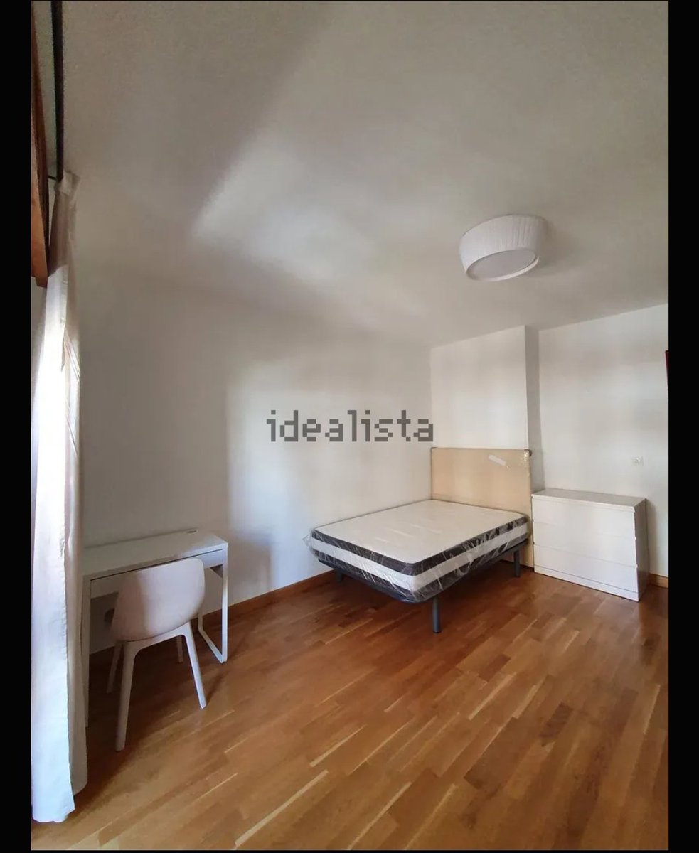 Rixon_ag's tweet photo. Holiii, busco compañeros de piso en Granada. Tengo dos habitaciones libres (cada una con cuarto de baño propio). El piso está situado por la zona de Plaza de Toros. Son 300€. El piso tiene plaza de garaje, piscina y un gato chulísimo https://t.co/9JyzE7OiYh
