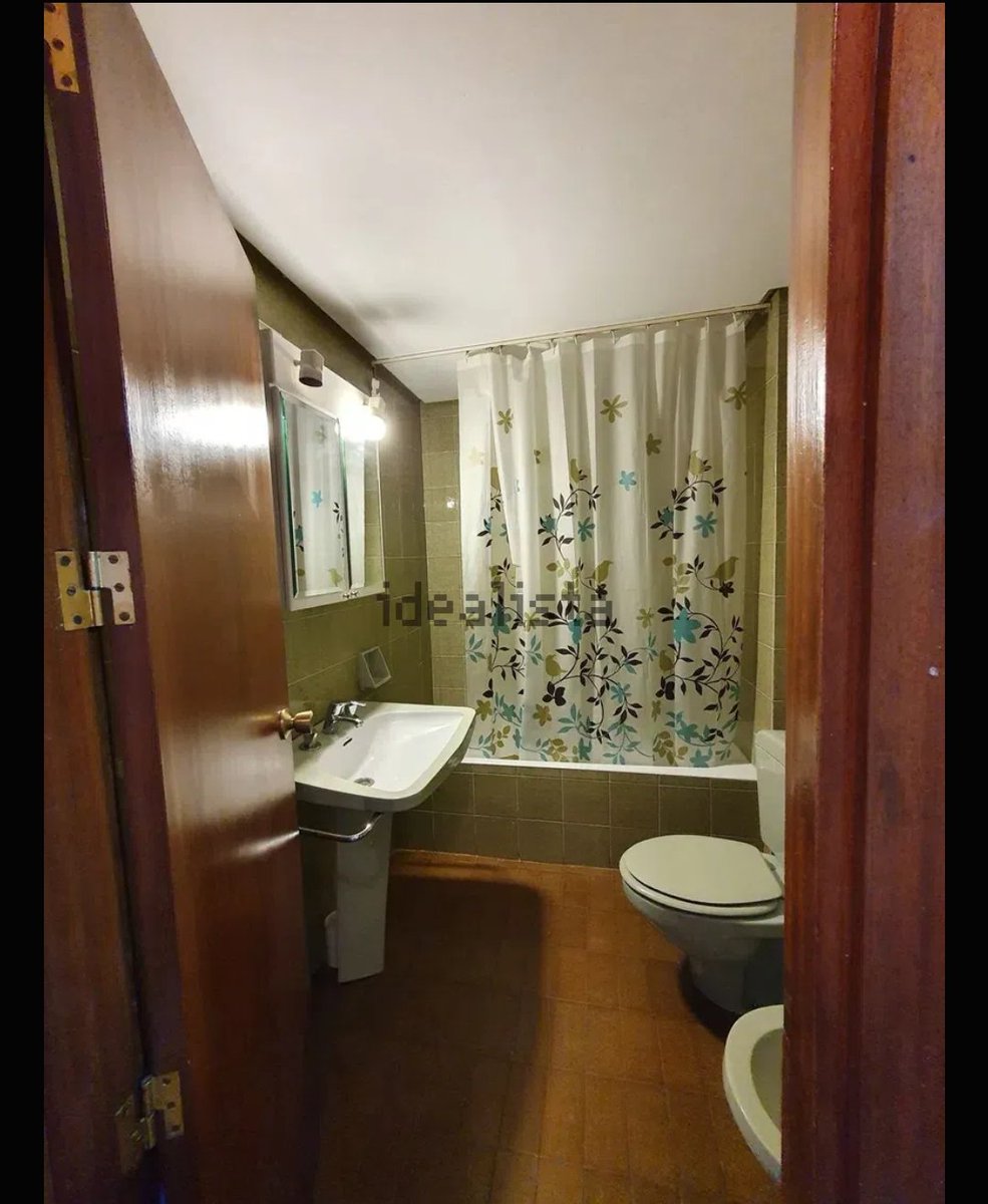 Rixon_ag's tweet photo. Holiii, busco compañeros de piso en Granada. Tengo dos habitaciones libres (cada una con cuarto de baño propio). El piso está situado por la zona de Plaza de Toros. Son 300€. El piso tiene plaza de garaje, piscina y un gato chulísimo https://t.co/9JyzE7OiYh