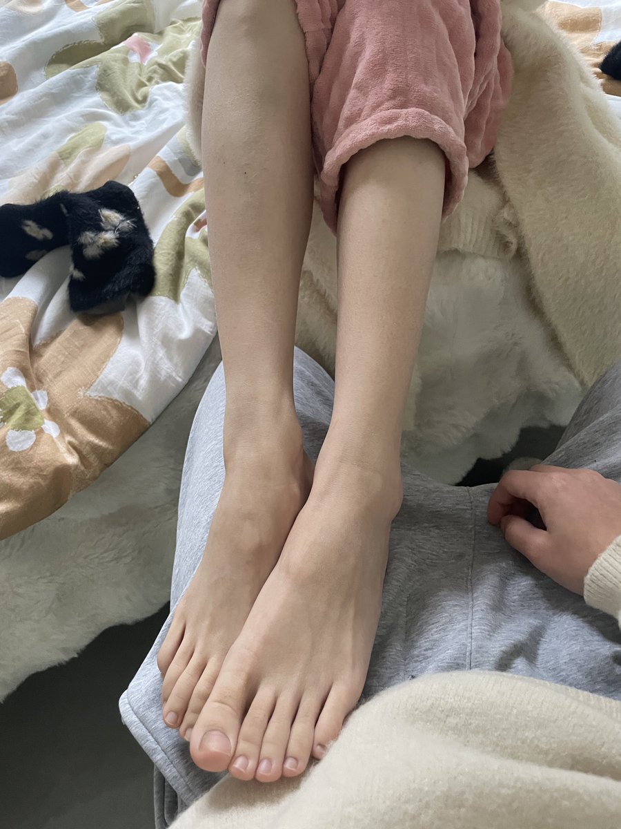 这个脚 你会亲一口嘛