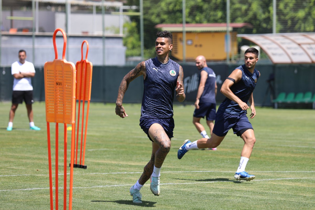 Takımımız, Tümosan Konyaspor maçı hazırlıklarını tesislerimizde yaptığı antrenmanla sürdürdü. 

Antrenmanı, başkanımız Hasan Çavuşoğlu ve yönetim kurulumuz da takip etti.