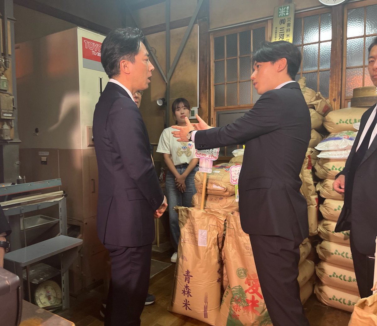 小泉進次郎農林水産大臣に就任後初の視察として、ライフ猿江店と白河の三河屋精米店を訪問していただきました。「5キロ2000円台」という数字がメディア等で強調されていますが、これは政府備蓄米の価格です。消費地の議員としては、米離れを防ぐ意味でも、まずは小泉大臣のリーダーシップに期待したい