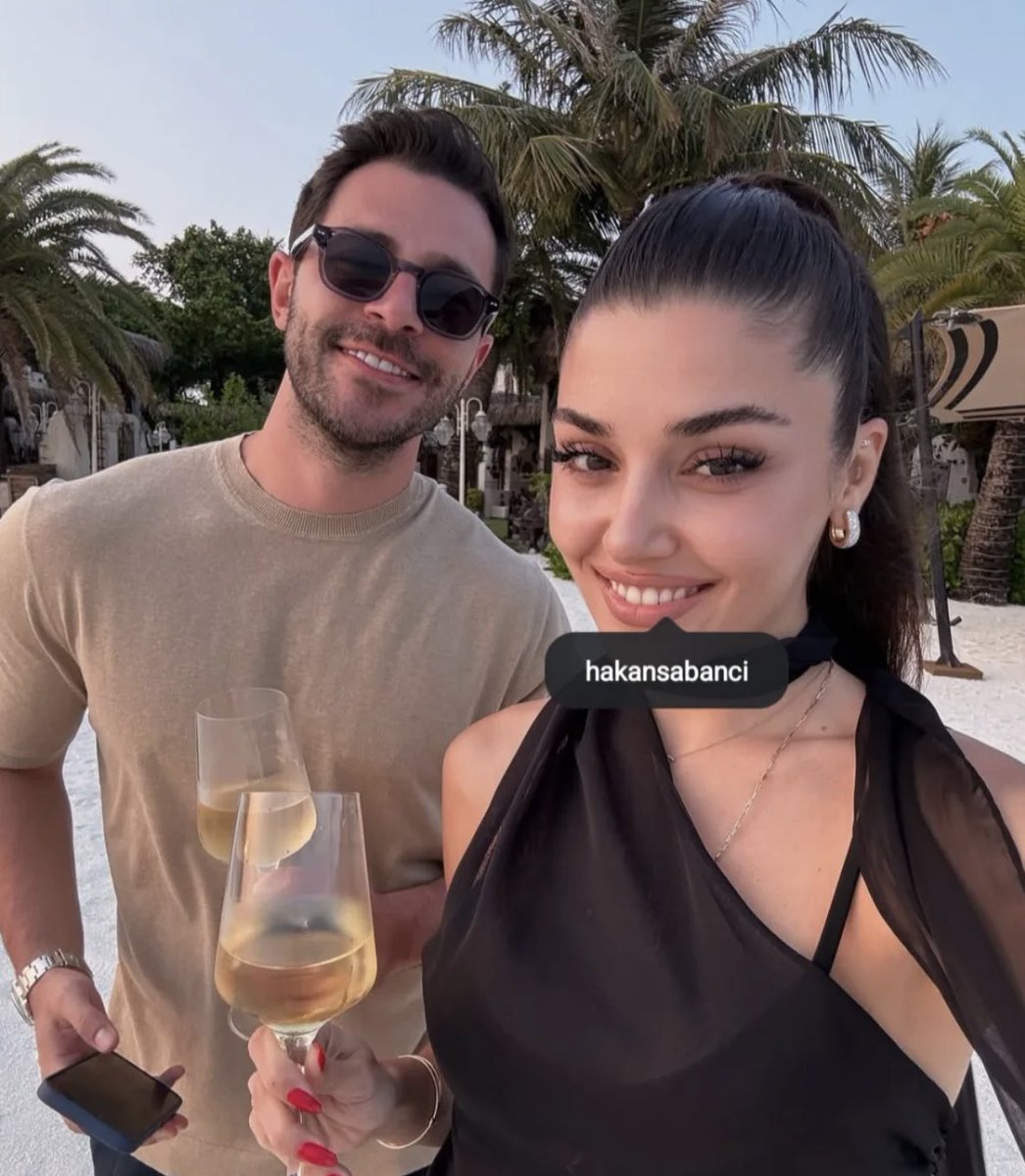 <a href="/HandeErcel/">Hande Erçel</a> Más de #HandeErçel y #HakanSabanci en Maldivas. El responsable de esa inmensa sonrisa 💖