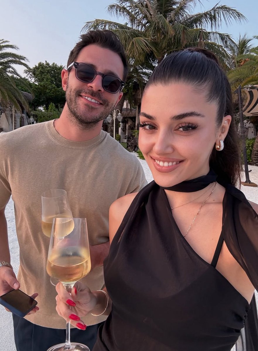 handeonurask's tweet photo. @HandeErcel Más de #HandeErçel y #HakanSabanci en Maldivas. El responsable de esa inmensa sonrisa 💖 https://t.co/SZfn25WC2L
