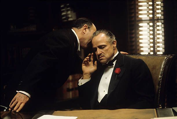 "El Padrino" es una de las películas más influyentes que se han hecho.

Pero el 90% se perdió las verdaderas lecciones sobre poder y respeto.

He recopilado 10 que te harán pensar como un estratega.

Mira esto:🧵
