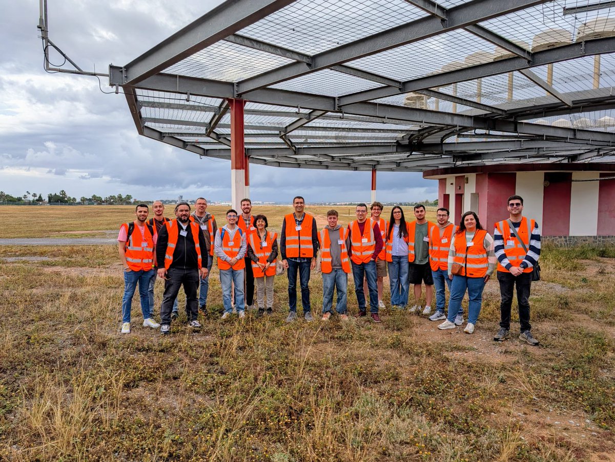 StephanMarini's tweet photo. De visita al sistema radar y radionavegación del Aeropuerto de Alicante, con los alumnos del Master en Ing. de Telecomunicación de la Universidad de Alicante https://t.co/VPHiyj0SS8