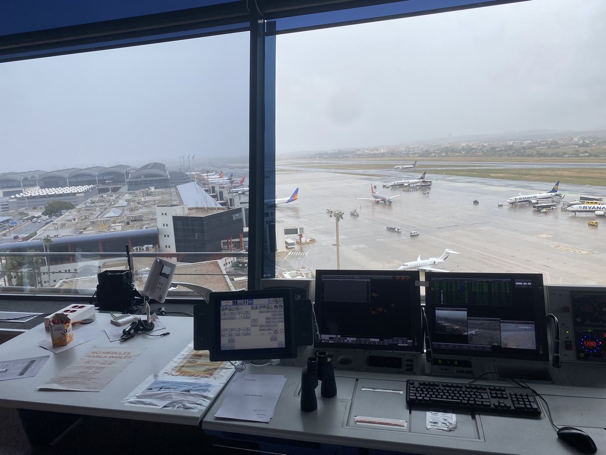StephanMarini's tweet photo. De visita al sistema radar y radionavegación del Aeropuerto de Alicante, con los alumnos del Master en Ing. de Telecomunicación de la Universidad de Alicante https://t.co/VPHiyj0SS8