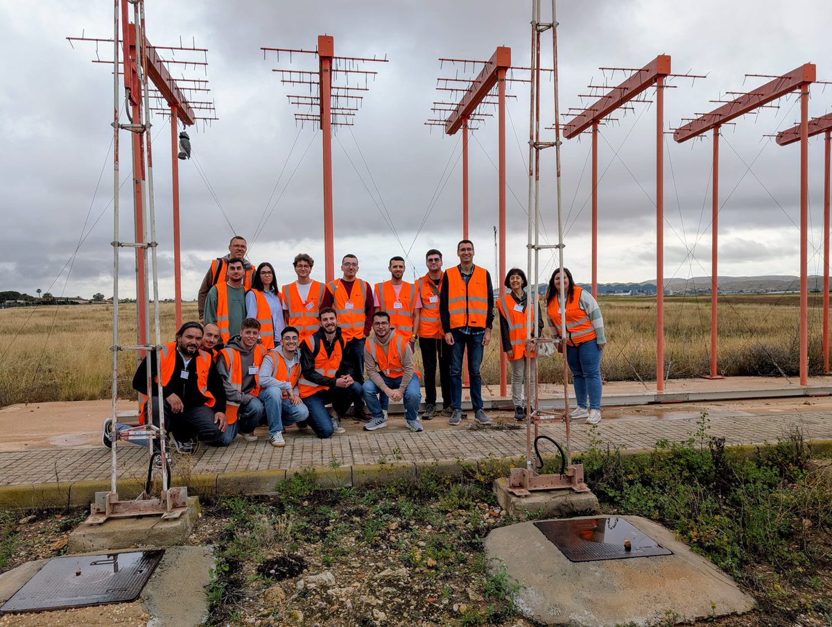 StephanMarini's tweet photo. De visita al sistema radar y radionavegación del Aeropuerto de Alicante, con los alumnos del Master en Ing. de Telecomunicación de la Universidad de Alicante https://t.co/VPHiyj0SS8