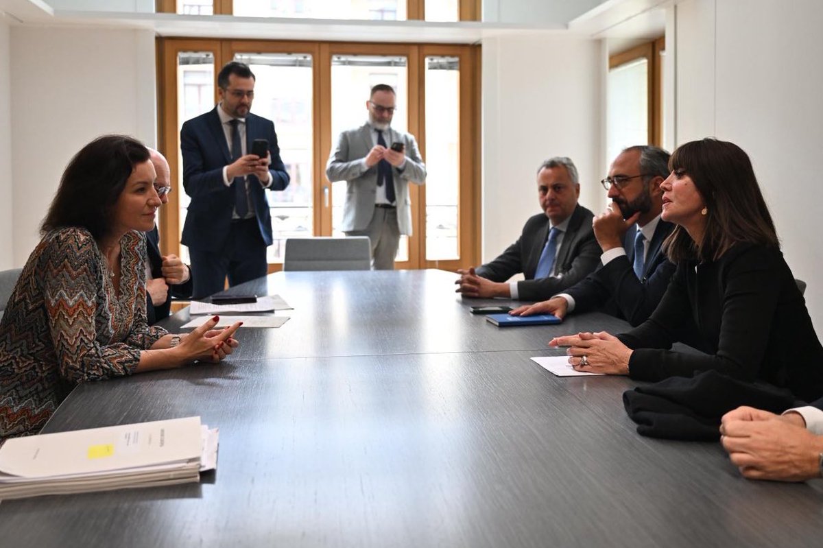 BMBF (@bmbf_bund) on Twitter photo Am Rande des <a href="/EUCouncil/">EU Council</a> traf BM <a href="/DoroBaer/">Dorothee Bär</a> ihre Kollegen 🇦🇹<a href="/eviholz/">Eva-Maria Holzleitner</a>, 🇳🇱<a href="/eppobruins/">Eppo Bruins</a>, 🇩🇰<a href="/ChristinaEgelun/">Christina Egelund</a> & 🇮🇹<a href="/BerniniAM/">Anna Maria Bernini 🇮🇹</a> . „Wir brauchen einen Haushalt, der Innovationskraft stärkt & Prioritäten setzt – für Forschung, Raumfahrt & Wissenschaftsfreiheit in der EU“, so die Ministerin. Am Rande des <a href="/EUCouncil/">EU Council</a> traf BM <a href="/DoroBaer/">Dorothee Bär</a> ihre Kollegen 🇦🇹<a href="/eviholz/">Eva-Maria Holzleitner</a>, 🇳🇱<a href="/eppobruins/">Eppo Bruins</a>, 🇩🇰<a href="/ChristinaEgelun/">Christina Egelund</a> & 🇮🇹<a href="/BerniniAM/">Anna Maria Bernini 🇮🇹</a> . „Wir brauchen einen Haushalt, der Innovationskraft stärkt & Prioritäten setzt – für Forschung, Raumfahrt & Wissenschaftsfreiheit in der EU“, so die Ministerin.
