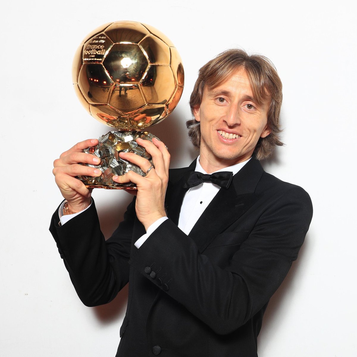Take a bow, Luka Modric! After thirteen seasons with Real Madrid, our 2018 Ballon d'Or will play his last match at the Santiago Bernabéu stadium this Saturday. Thank you, Maestro.

📸 L'Équipe/PRESSESPORTS

#ballondor <a href="/lukamodric10/">Luka Modrić</a>