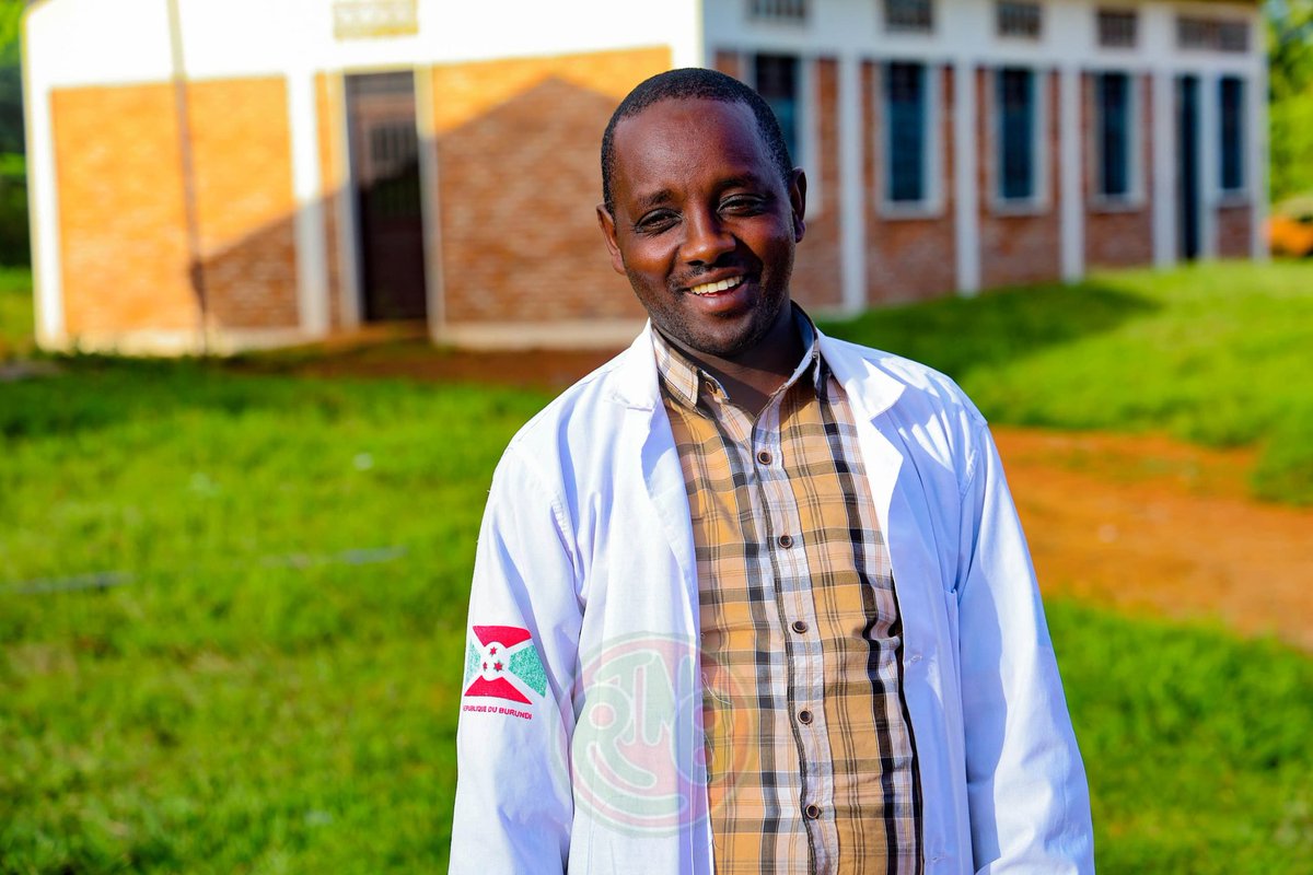 RTNBurundi's tweet photo. Venant Rubabure, titulaire adjoint au centre de santé de #Gitanga, témoigne que l'électricité issue du mini-réseau solaire de #Gitanga a eu un impact significatif sur les services, permettant le bon fonctionnement des activités informatiques, de la maternité et du stockage des médicaments, ce qui n'était pas possible auparavant.
Alexis Mazuguri, enseignant à l'ECOFO #Gitanga quant à lui, salue l'initiative de la République du Burundi et du #PNUD pour le mini-réseau solaire. Il souligne que certains ménages à proximité, capables de s'équiper de compteurs, n'y ont pas accÚs. Il demande à l'ABER de leur fournir des compteurs afin qu'ils puissent également bénéficier des avantages de l'électricité, surtout pour leurs préparations de leçons nocturnes.
Aline Ndayishimiye, bénévole au mini-réseau solaire de #Shinge, a salué l'impact majeur de l'électricité solaire sur la population. Elle a évoqué les projets de développement rendus possibles grùce à cette électricité dans le centre de #Shinge. Elle a souligné que certains ménages demandent à l'ABER de leur fournir des compteurs afin qu'ils puissent également bénéficier de cette électricité. Concernant d'éventuelles coupures, Ndayishimiye a demandé un technicien qui sera chargé de ce mini-réseau pour garantir sa sécurité au quotidien.
Rappelons que ce projet fait partie d'un programme mis en Ćuvre par des
consortiums, dont celui formĂ© par le PNUD et la FAO. Cette initiative est co-financĂ©e par lâUnion EuropĂ©enne et le PNUD. Le projet vise Ă renforcer la rĂ©silience des populations dans les villages les plus Ă©loignĂ©s du rĂ©seau national d'Ă©lectricitĂ©, en leur fournissant de lâĂ©lectricitĂ© que ça soit aux mĂ©nages, aux infrastructures communautaires, aux micro et petites entreprises commerciales, ainsi qu'en promouvant la vente des produits en provenance des foyers et le dĂ©veloppement d'activitĂ©s gĂ©nĂ©ratrices de revenus.
#Burundi #ĂlectrificationRurale #Cankuzo #Karusi #RTNB