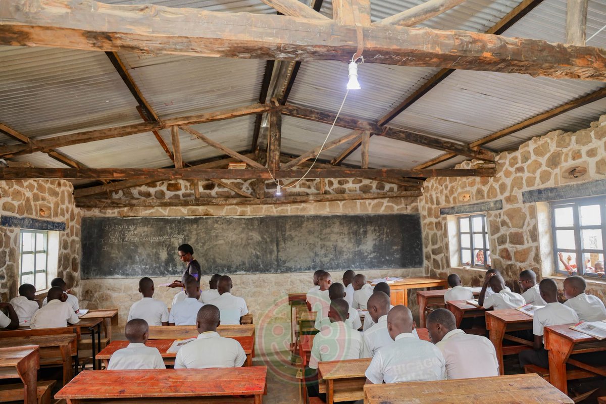 RTNBurundi's tweet photo. Venant Rubabure, titulaire adjoint au centre de santé de #Gitanga, témoigne que l'électricité issue du mini-réseau solaire de #Gitanga a eu un impact significatif sur les services, permettant le bon fonctionnement des activités informatiques, de la maternité et du stockage des médicaments, ce qui n'était pas possible auparavant.
Alexis Mazuguri, enseignant à l'ECOFO #Gitanga quant à lui, salue l'initiative de la République du Burundi et du #PNUD pour le mini-réseau solaire. Il souligne que certains ménages à proximité, capables de s'équiper de compteurs, n'y ont pas accÚs. Il demande à l'ABER de leur fournir des compteurs afin qu'ils puissent également bénéficier des avantages de l'électricité, surtout pour leurs préparations de leçons nocturnes.
Aline Ndayishimiye, bénévole au mini-réseau solaire de #Shinge, a salué l'impact majeur de l'électricité solaire sur la population. Elle a évoqué les projets de développement rendus possibles grùce à cette électricité dans le centre de #Shinge. Elle a souligné que certains ménages demandent à l'ABER de leur fournir des compteurs afin qu'ils puissent également bénéficier de cette électricité. Concernant d'éventuelles coupures, Ndayishimiye a demandé un technicien qui sera chargé de ce mini-réseau pour garantir sa sécurité au quotidien.
Rappelons que ce projet fait partie d'un programme mis en Ćuvre par des
consortiums, dont celui formĂ© par le PNUD et la FAO. Cette initiative est co-financĂ©e par lâUnion EuropĂ©enne et le PNUD. Le projet vise Ă renforcer la rĂ©silience des populations dans les villages les plus Ă©loignĂ©s du rĂ©seau national d'Ă©lectricitĂ©, en leur fournissant de lâĂ©lectricitĂ© que ça soit aux mĂ©nages, aux infrastructures communautaires, aux micro et petites entreprises commerciales, ainsi qu'en promouvant la vente des produits en provenance des foyers et le dĂ©veloppement d'activitĂ©s gĂ©nĂ©ratrices de revenus.
#Burundi #ĂlectrificationRurale #Cankuzo #Karusi #RTNB
