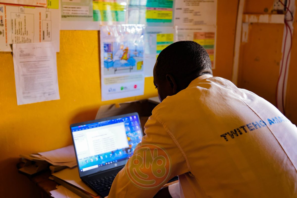 RTNBurundi's tweet photo. Venant Rubabure, titulaire adjoint au centre de santé de #Gitanga, témoigne que l'électricité issue du mini-réseau solaire de #Gitanga a eu un impact significatif sur les services, permettant le bon fonctionnement des activités informatiques, de la maternité et du stockage des médicaments, ce qui n'était pas possible auparavant.
Alexis Mazuguri, enseignant à l'ECOFO #Gitanga quant à lui, salue l'initiative de la République du Burundi et du #PNUD pour le mini-réseau solaire. Il souligne que certains ménages à proximité, capables de s'équiper de compteurs, n'y ont pas accÚs. Il demande à l'ABER de leur fournir des compteurs afin qu'ils puissent également bénéficier des avantages de l'électricité, surtout pour leurs préparations de leçons nocturnes.
Aline Ndayishimiye, bénévole au mini-réseau solaire de #Shinge, a salué l'impact majeur de l'électricité solaire sur la population. Elle a évoqué les projets de développement rendus possibles grùce à cette électricité dans le centre de #Shinge. Elle a souligné que certains ménages demandent à l'ABER de leur fournir des compteurs afin qu'ils puissent également bénéficier de cette électricité. Concernant d'éventuelles coupures, Ndayishimiye a demandé un technicien qui sera chargé de ce mini-réseau pour garantir sa sécurité au quotidien.
Rappelons que ce projet fait partie d'un programme mis en Ćuvre par des
consortiums, dont celui formĂ© par le PNUD et la FAO. Cette initiative est co-financĂ©e par lâUnion EuropĂ©enne et le PNUD. Le projet vise Ă renforcer la rĂ©silience des populations dans les villages les plus Ă©loignĂ©s du rĂ©seau national d'Ă©lectricitĂ©, en leur fournissant de lâĂ©lectricitĂ© que ça soit aux mĂ©nages, aux infrastructures communautaires, aux micro et petites entreprises commerciales, ainsi qu'en promouvant la vente des produits en provenance des foyers et le dĂ©veloppement d'activitĂ©s gĂ©nĂ©ratrices de revenus.
#Burundi #ĂlectrificationRurale #Cankuzo #Karusi #RTNB