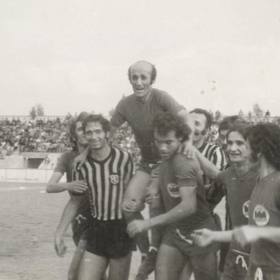DiyarTube's tweet photo. Diyarbakırspor’umuzun kuruluşundaki ilk kadroda yer alan efsane futbolcumuz Nazmi Tahincioğlu (KEL NAZMİ) vefat haberini üzüntüyle öğrenmiş bulunmaktayız. 
Efsane oyuncularımızdan Nazmi Tahincioğlun’a Allah’tan rahmet sevenlerine ve camiamıza baş sağlığı diliyoruz. https://t.co/L6jxYroJd4