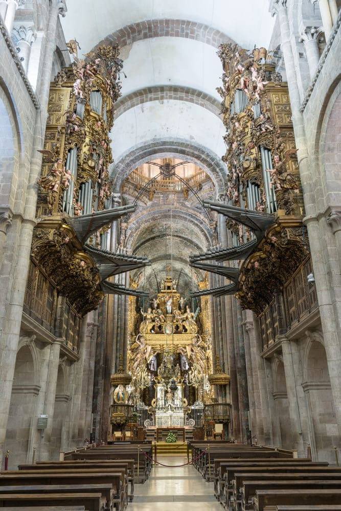 Hoy queremos destacar los archivos musicales de la catedral de Santiago de Compostela. Según el Códice Calixtino en el s. XII la catedral se incluía en las corrientes musicales europeas. Destaca el libro de coro de 1752 donado por Andrés de Gondar. Fuente: catedraldesantiago.es