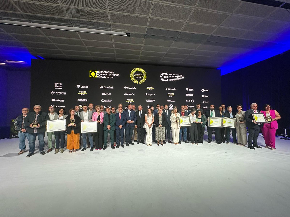 Consejería de Agricultura, Ganadería y Des. Rural (@agriculturaclm) on Twitter photo 🏅 Entrega de los IV ‘Premios Cooperativos’ 2025 de <a href="/CoopAgroCLM/">Cooperativas Agro-alimentarias Castilla-La Mancha</a> en #Albacete.
👏 Enhorabuena a todas las cooperativas premiadas
ℹ️ castillalamancha.es/node/402272
#CLM 🏅 Entrega de los IV ‘Premios Cooperativos’ 2025 de <a href="/CoopAgroCLM/">Cooperativas Agro-alimentarias Castilla-La Mancha</a> en #Albacete.
👏 Enhorabuena a todas las cooperativas premiadas
ℹ️ castillalamancha.es/node/402272
#CLM
