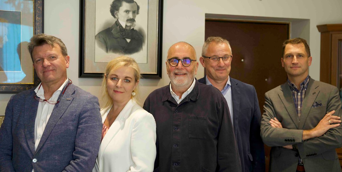 Uniwersytet Muzyczny Fryderyka Chopina (@umfchopin) on Twitter photo 21 maja odbyło się spotkanie władz <a href="/UMFChopin/">Uniwersytet Muzyczny Fryderyka Chopina</a> na czele z JM Rektorem prof. dr hab. Tomszem Strahlem z reżyserem Michałem Kwiecińskim. Omawiano kluczowe kwestie związane z nadchodzącą premierą filmu "Chopin, Chopin" oraz możliwościami współpracy z naszym #ChopinUniversityCinema. 21 maja odbyło się spotkanie władz <a href="/UMFChopin/">Uniwersytet Muzyczny Fryderyka Chopina</a> na czele z JM Rektorem prof. dr hab. Tomszem Strahlem z reżyserem Michałem Kwiecińskim. Omawiano kluczowe kwestie związane z nadchodzącą premierą filmu "Chopin, Chopin" oraz możliwościami współpracy z naszym #ChopinUniversityCinema.