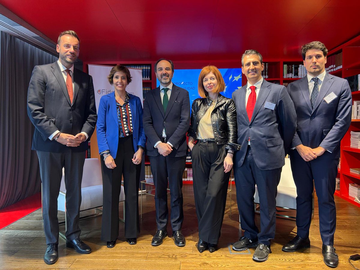 Lobby_ES's tweet photo. Conversamos, en el @InstCervantes de Bruselas y junto a la @fide_fundacion, con Marcos Alonso, embajador de @EspanaenUE. El embajador ha recorrido los principales retos de España en el contexto europeo en ámbitos como el comercio, la defensa o la transición digital. https://t.co/UErs3oQfnr
