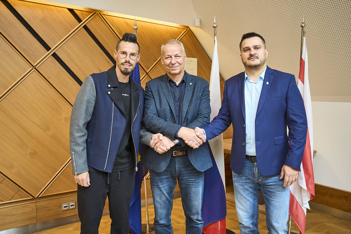 BBonlinesk's tweet photo. Bystrický futbal sa v ťažkých časoch dočkal donedávna nepredstaviteľného spojenia https://t.co/mScoBqFN75 #banskabystrica https://t.co/8Y9EaxepAA
