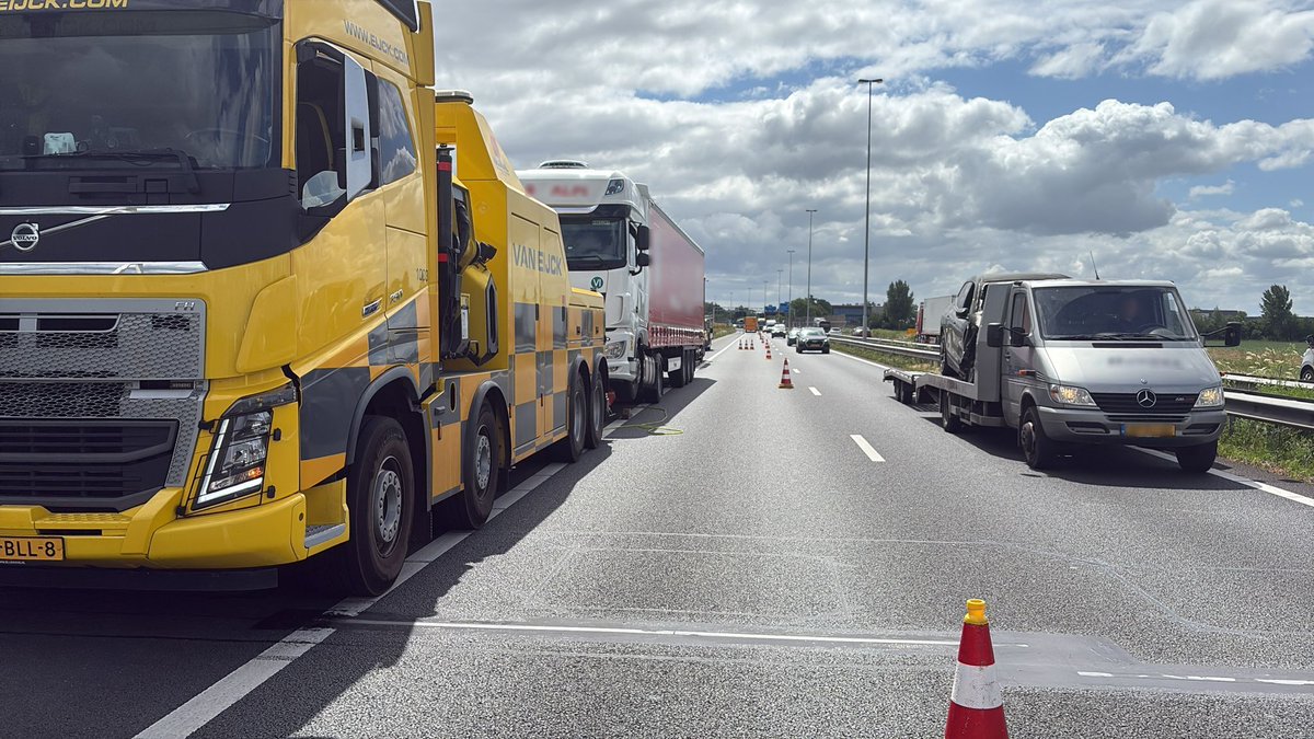 Op de #A27 bij Nieuwendijk staat een vrachtwagen met een kapotte motor. Daardoor is één rijstrook dicht en heb je een uur vertraging richting Gorinchem. We leiden je vanaf knp. Hooipolder om via de A59, A16 en A15. De berger is bezig en we verwachten rond 14:00 uur klaar te zijn.