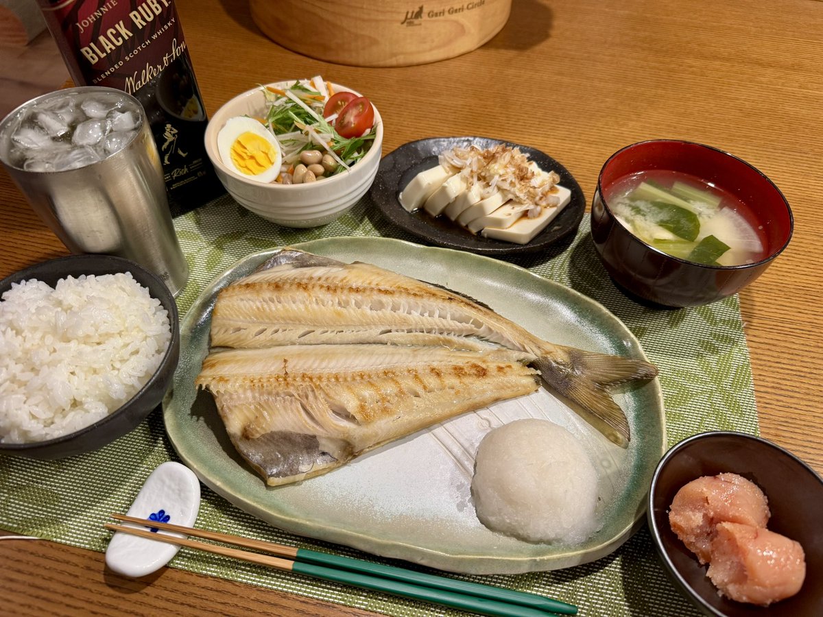 ndTu67XYaawnA2U's tweet photo. ホッケの一夜干しと猫達
Lightly dried Atka mackerel &amp; Cats
#猫 #スコティッシュフォールド #ホッケの一夜干し #ジョニーウォーカーブラックルビー #ハイボール
#cat #scottishfold #lightlydriedatkamackerel #johnniewalkerblackruby #highball https://t.co/y5jEQDXHby