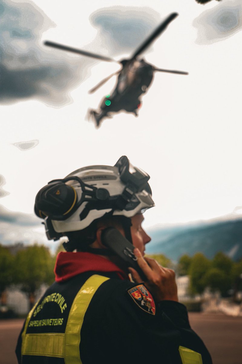 riisc_1's tweet image. Entraînement intensif pour le DIH (Détachement d’Intervention Héliporté) 🚁du 1er RIISC aux côtés du @5eRHC et les pompiers du @sdis38 

➡️ Extraction nacelle
➡️ Aérocordage
➡️ Manœuvres Feux de forêt

#BMSC #1erRIISC #DIH