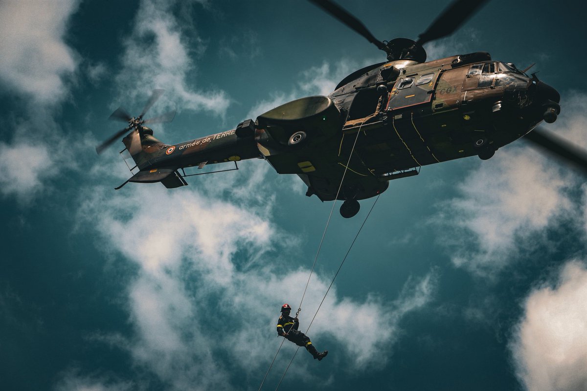 riisc_1's tweet image. Entraînement intensif pour le DIH (Détachement d’Intervention Héliporté) 🚁du 1er RIISC aux côtés du @5eRHC et les pompiers du @sdis38 

➡️ Extraction nacelle
➡️ Aérocordage
➡️ Manœuvres Feux de forêt

#BMSC #1erRIISC #DIH